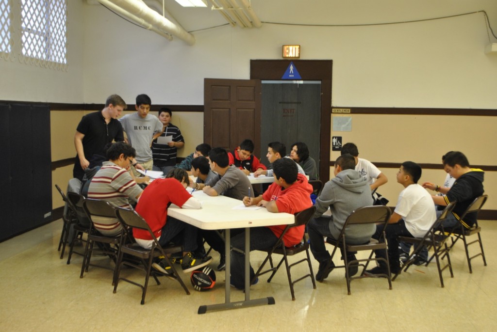 Kenny és Carlos tart interaktív foglalkozást egy lelkigyakorlat alkalmával